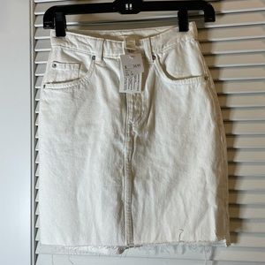H&M WHITE DENIM SKIRT. NEVER WORN. SIZE 0.